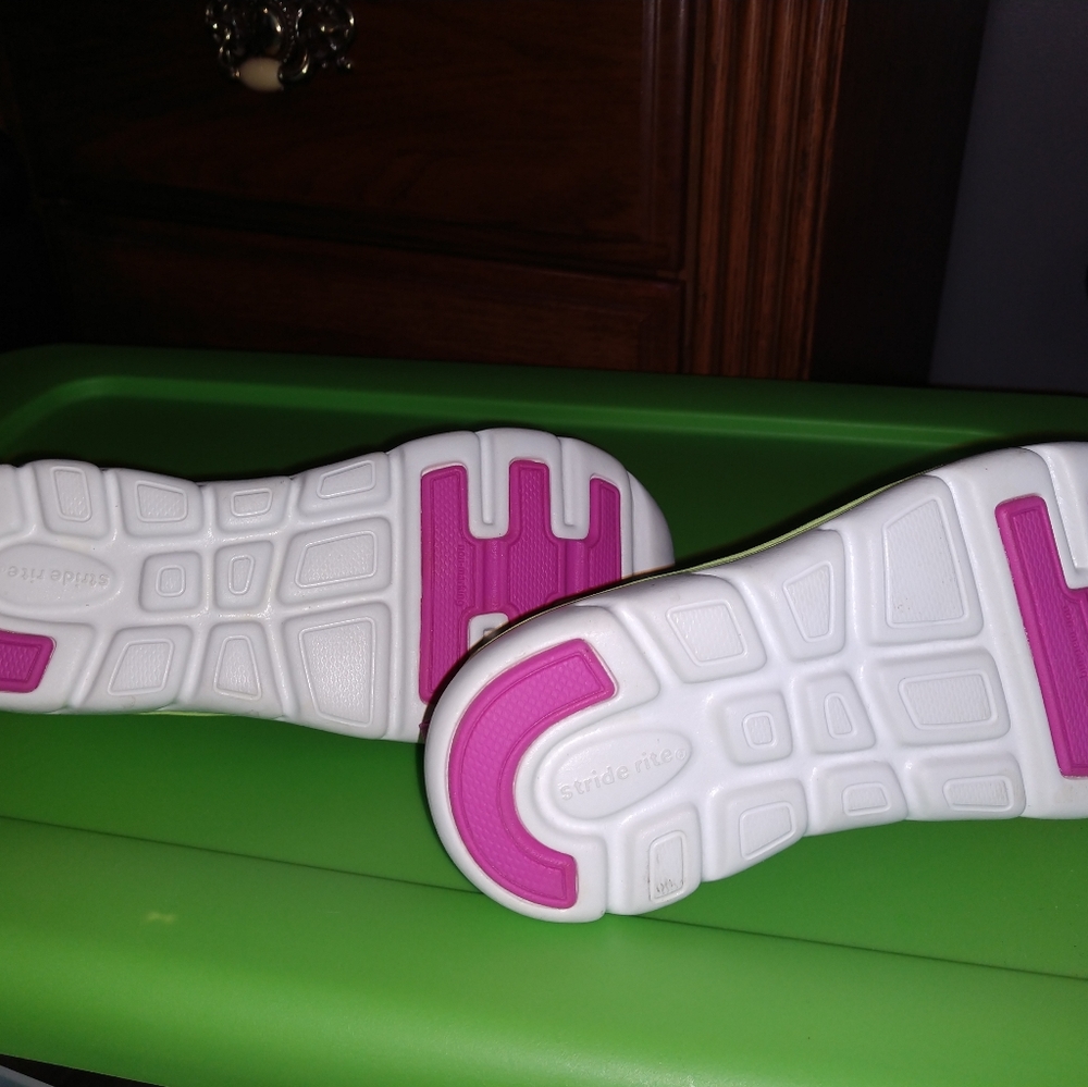 Little girls Phibian size 1